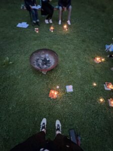 YagnaSan Ritual Griessee – Menschen am Feuer am See