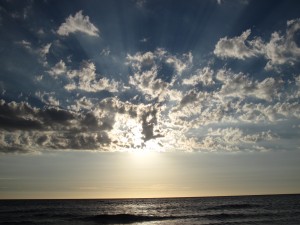 Ein schöner Himmel am Strand von Christies Beach