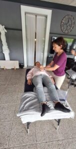 amazinGRACE Heilerfolge Feedback – Eine Schülerin übt Heilarbeit an einer liegenden Person