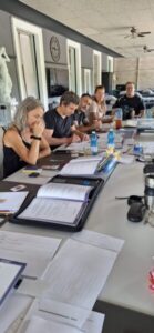 mazinGRACE Hu-Man-Reiki Blockausbildung Start – Gruppe sitzt im Seminarraum, erster Tag der Ausbildung