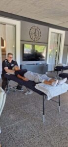 amazinGRACE Morphic ReNaissance Erfahrung – Heiler arbeitet konzentriert an der Behandlungsliege