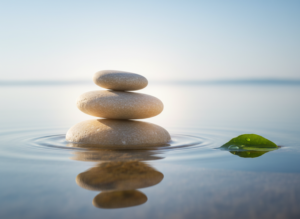 Hashimoto Erfahrungsbericht energetische Heilung Symbolbild Balance Steine Wasser minimalistisch
